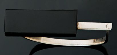 LACROIX Bracelet moderniste en argent (925°/00) et onyx. Le bracelet est de forme...