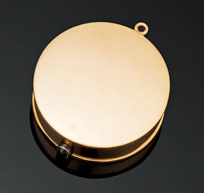 CARTIER Pilulier rond en or jaune 18K (750°/00). Bouton poussoir serti d'un cabochon...