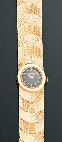 UNIVERSAL GENEVE Montre bracelet de dame en or jaune 18K (750°/00). Boîtier rond...