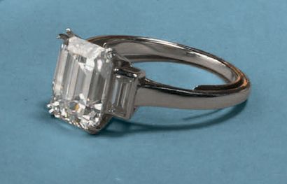 null Bague en or blanc 18K (750°/00) sertie d'un diamant taille émeraude pesant 3,03...