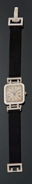 CARTIER Montre bracelet carrée à bords arrondis en or blanc 18K (750°/00).
Le cadran...