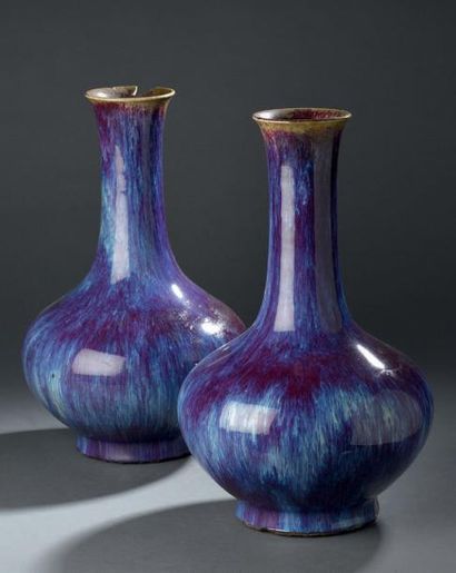 CHINE - Début XIXe siècle Paire de vases bouteilles en grès émaillé bleu flammé.
Restaurations...