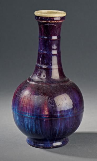 CHINE - XIXe siècle Vase de forme bouteille en grès émaillé bleu flammé.
H. 26 c...