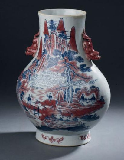 CHINE, Canton - XIXe siècle Vase en porcelaine à panse basse à décor en bleu sous...