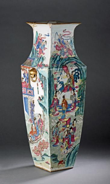 CHINE - Époque DAOGUANG (1821-1850) Vase de forme carré à bord évasé en porcelaine...