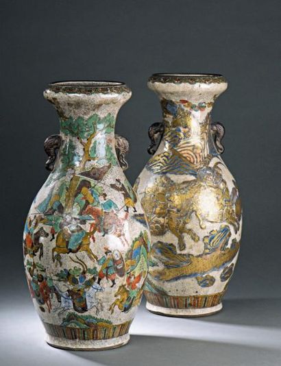 CHINE, Nankin - Fin XIXe siècle Paire de vases balustres à col arrondi en porcelaine...