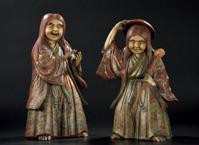 JAPON - XIXE SIÈCLE Deux shojo en grès émaillé polychrome, l'un debout tenant sa...