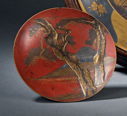 JAPON - Epoque MEIJI (1868-1912) Coupe à saké en laque rouge décoré en taka maki-e...