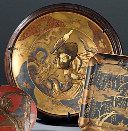 JAPON - Epoque MEIJI (1868-1912) Plat en laque or décoré en taka maki-e de laque...