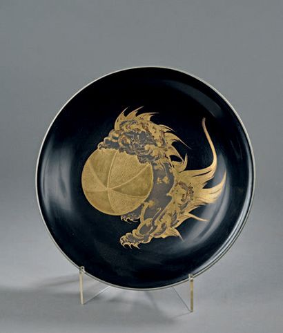 JAPON - XXe siècle Panneau de forme circulaire en laque noire décorée en hira maki-e...