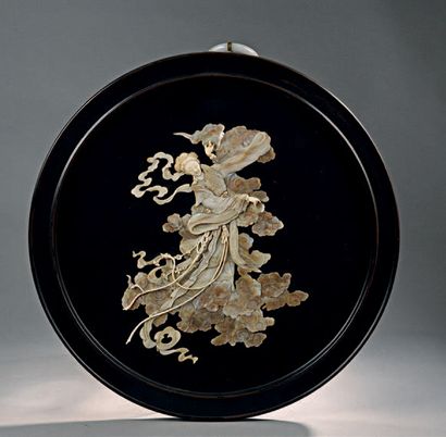 JAPON - XXe siècle Panneau circulaire en laque noire incrusté de nacre d'une jeune...