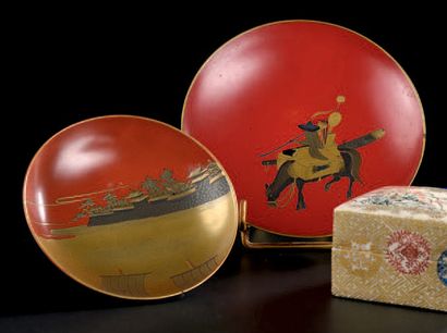 JAPON - Epoque MEIJI (1868-1912) Deux coupelles à saké en laque rouge décoré en hira...