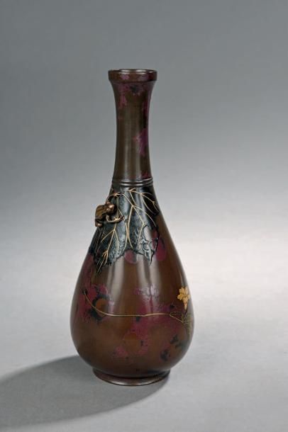 JAPON - Epoque MEIJI (1868 - 1912) Vase de forme bouteille en bronze à patine brun...