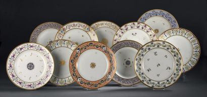 NIDERVILLER Lot de douze assiettes  : onze en porcelaine à décor polychrome et or...