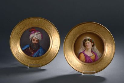 PARIS Deux assiettes en porcelaine à décor polychrome sur l'un d'un portrait de sultan...