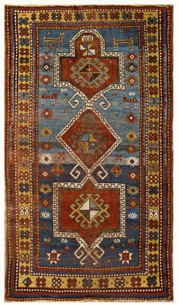 null Ancien tapis de prière du Caucase Kazak
Décor de trois médaillons en losange...