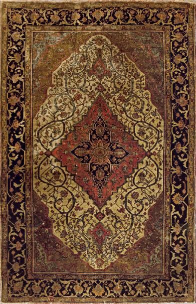 null Très fin tapis Persan Sarouk
Médaillon central en losange à décor floral sur...