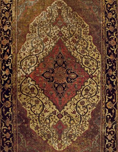 null Très fin tapis Persan Sarouk
Médaillon central en losange à décor floral sur...