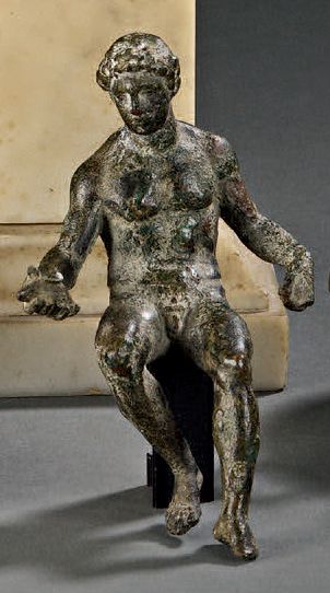 null Statuette représentant Mercure assis et nu. Il tend une bourse de sa main droite.
Bronze...