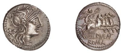 null MAENIA (132 av. J.C.). Denier d'argent. 3,98 g. Tête casquée de Rome à droite....