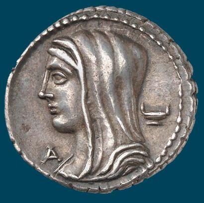 null CASSIA (vers 63 av. J.C.). Denier d'argent. 3,86 g. Tête voilée de Vesta à gauche....