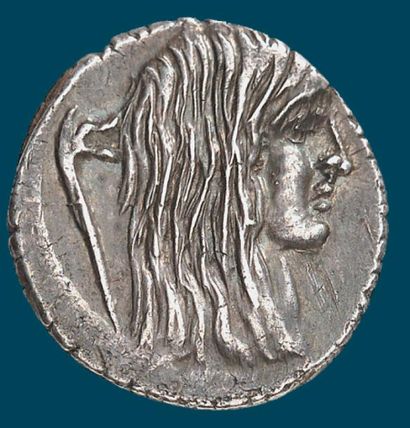 null HOSTILIA (48 av. J.C.). Denier d'argent. 3,73 g. Tête nue à droite de la Gaule...