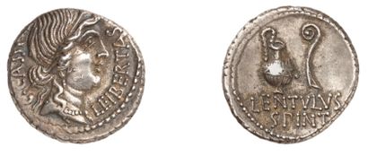 null CASSIUS, assassin de César (mort en 42 av. J.C.). Denier d'argent. 4,04 g. Buste...