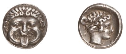 null NEAPOLIS (400-350 av. J.C.). Drachme d'argent. 3,76 g. Masque de Gorgone de...