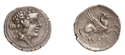 null CORCYRE (vers 200 av. J.C.). Didrachme en argent. 4,24 g. Tête de Dionysos à...