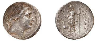 null PERGE (IIIème siècle av. J.C.). Tétradrachme d'argent. 17,17 g. Tête laurée...