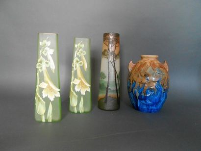 null Ensemble de vases :

-LEGRAS : Vase en verre de forme tubulaire à décor gravé...