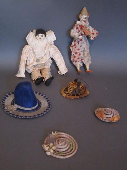 null Deux poupées 19ème siècle, dont une cassée, avec vêtements et accessoires.