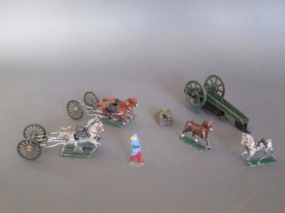 null Lot divers comprenant figurines CBG dont Russes - Fantassins français - Artillerie...