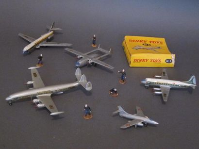 null Lot comprenant 8 avions et hélicoptères DINKY TOYS dont 4 en boite, réf. 60...