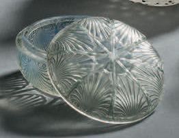 RENE LALIQUE (1860-1945) 
Boîte «coquilles» (1920). Épreuve en verre blanc moulé...