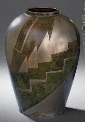 TRAVAIL FRANÇAIS 
Vase en dinanderie de cuivre à corps ovoïde épaulé et col annulaire....