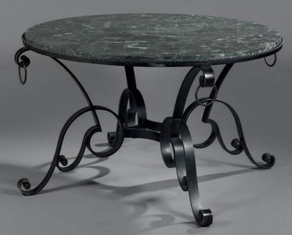 TRAVAIL FRANÇAIS 1940 
Table de milieu en fer forgé peint noir à plateau circulaire...