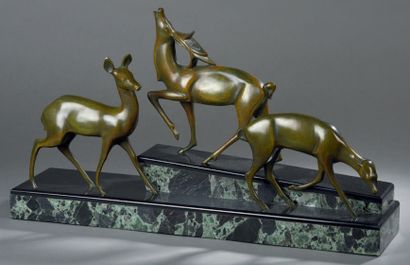 Michel DECOUX (1837-1924) 
Famille de cerfs
Bronze de patine brune, posant sur un...