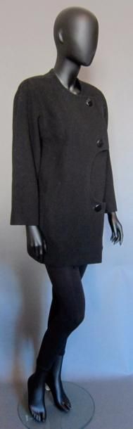 null Pierre CARDIN Création Paris (Dans le goût de)
Manteau en lainage noir, décolleté...