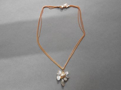 null Christian LACROIX

Pendentif orné de quartz autour d'un coeur en métal doré,...