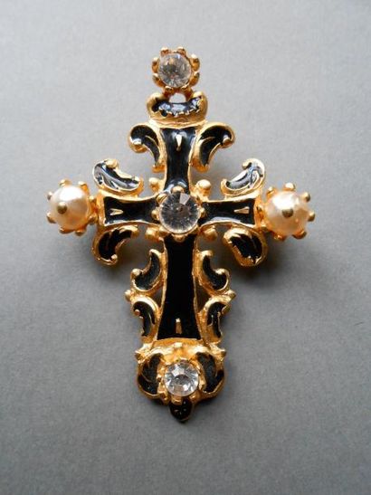 null Christian LACROIX

Broche pendentif croix baroque émaillée noir ornée de perles...