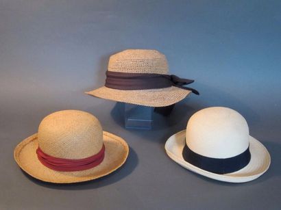null Anonyme : Lot de 3 chapeaux de pailles et raphia de forme et couleur diverses....