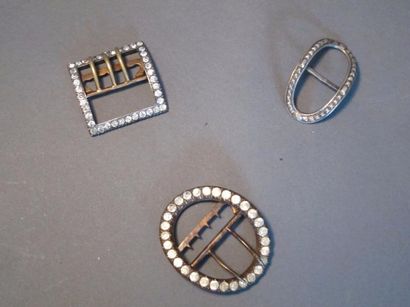 null Anonyme : Lot de trois boucles de ceinture en argent et métal argenté de formes...