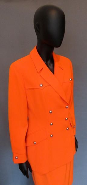 null MUGLER

Tailleur en gabardine orange, veste à col cranté, double boutonnage,...