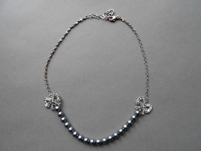 null Christian LACROIX

Collier formé de chaîne en métal et perles grises, agrémenté...