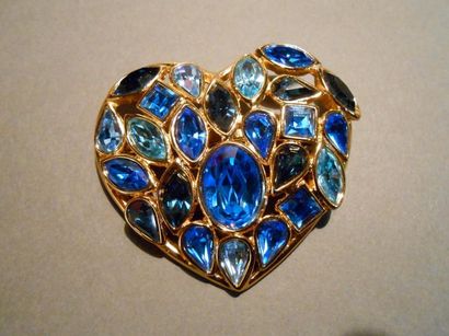 null Yves SAINT LAURENT

Broche coeur en métal doré ornée de pierres bleues, sig...