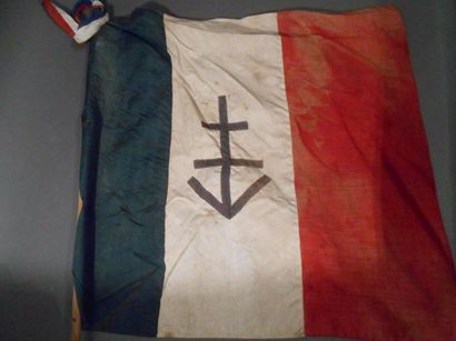 null Un drapeau français à la Croix de Lorraine soulignée du V de la victoire.
