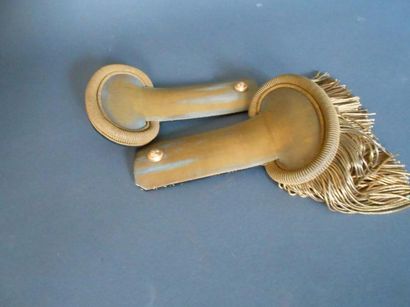 null Paire d'épaulettes d'officier en passementerie d'or, bouton en métal doré à...