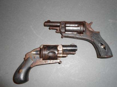 null - Petit revolver Bull Dog système hammerless, calibre 320 ; finition bleuie...