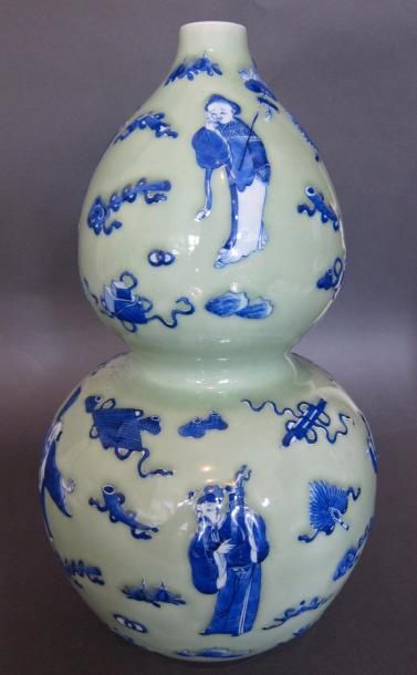 null CHINE XIX°-XX°S

Grand vase gourde en porcelaine céladon décoré en bleu des...